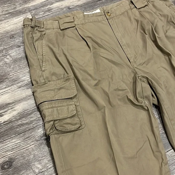 Orvis mens cargo khaki pants with pleated front 44x32 - Picture 2 of 8